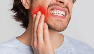 persona notando dolor al morder un alimento